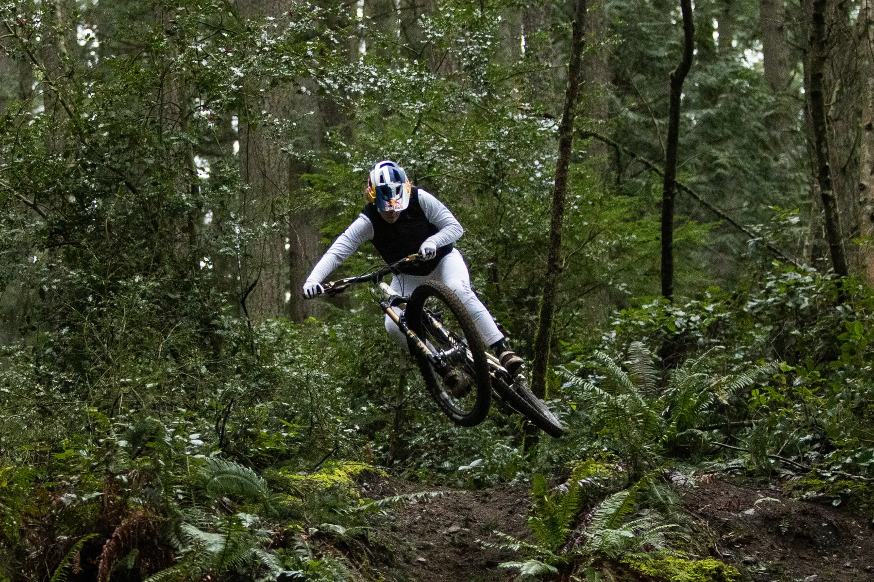 chico practicando MTB