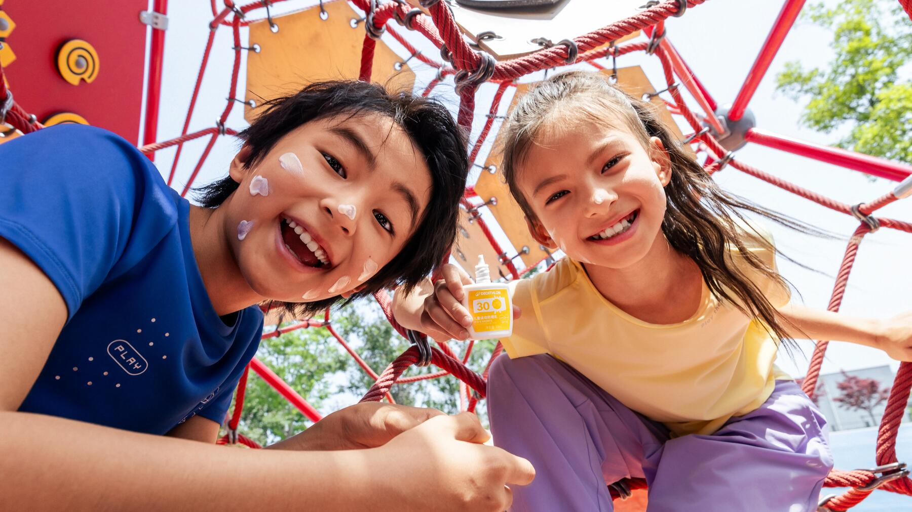 crianças felizes curtindo um parque durante o verão