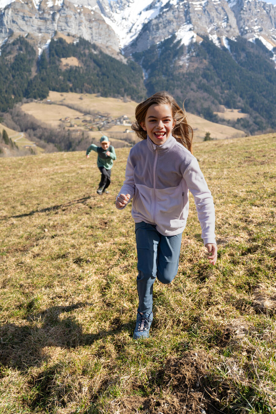 Kinder rennen auf einer Wiese