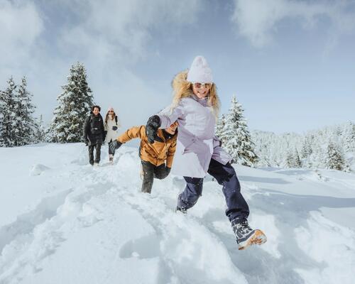 Gyerekek futkároznak a hóban