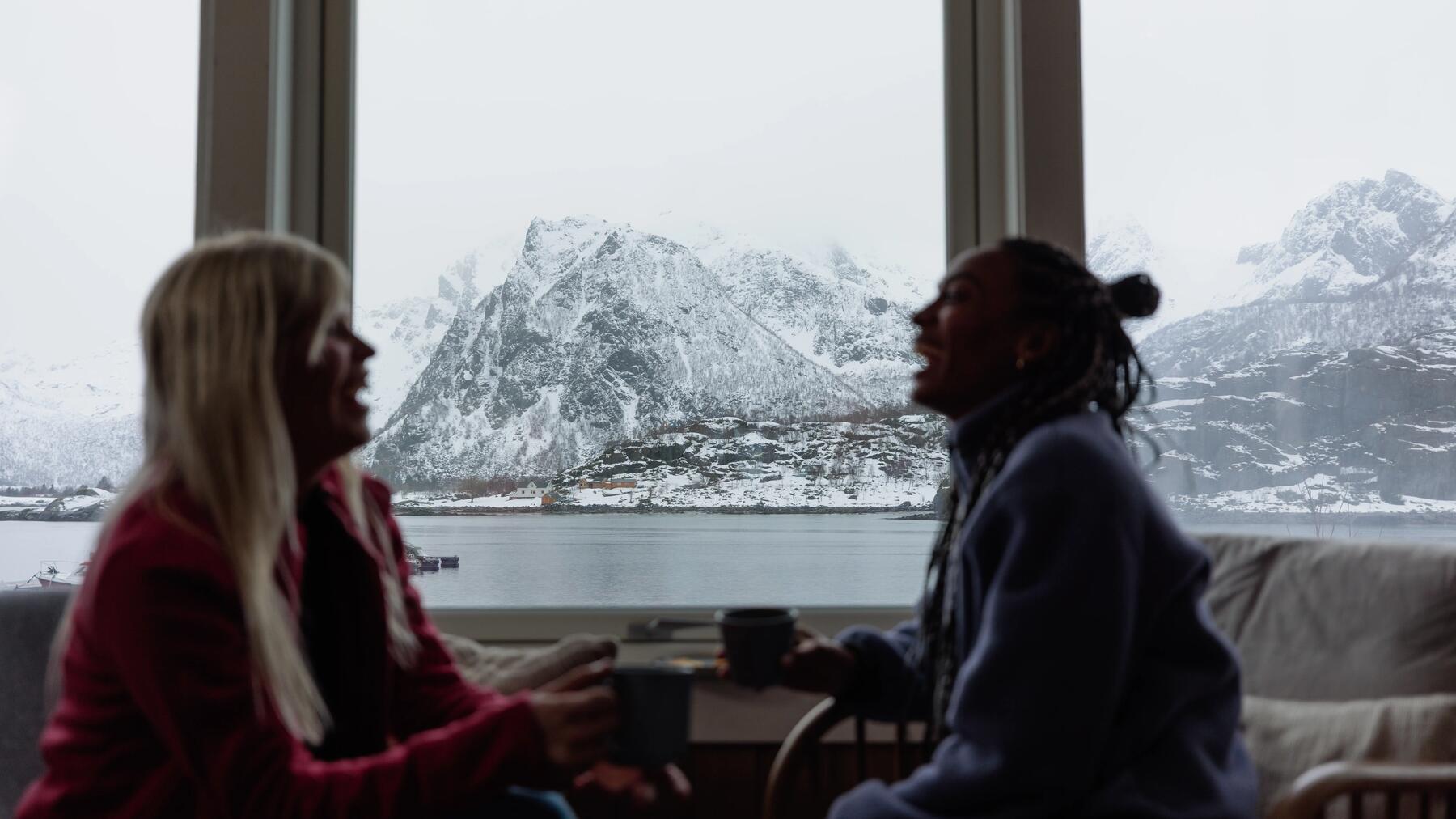 Klares, blaues Wasser am Kiesufer des Walchensees während einer Pause im Café!