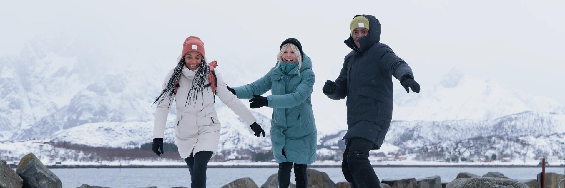 Personen auf einer Winterwanderung