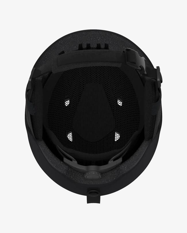 Schwarzer Skihelm PST 500 von oben aufgenommen, sodass die sechs Luftkanäle zu sehen sind.