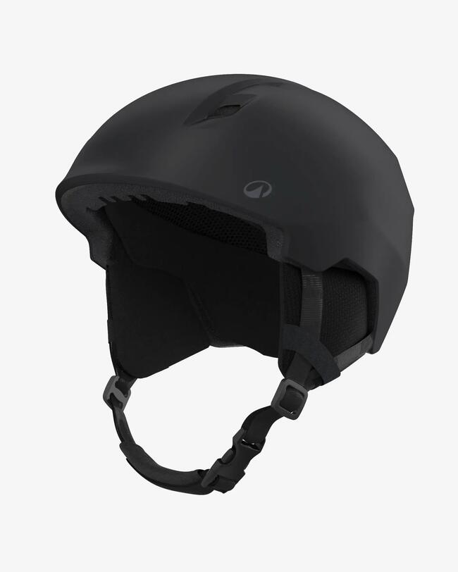 Ein Mann mit blauer Skijacke und dem dunkelblauen Helm sowie einer Skibrille lächelt.