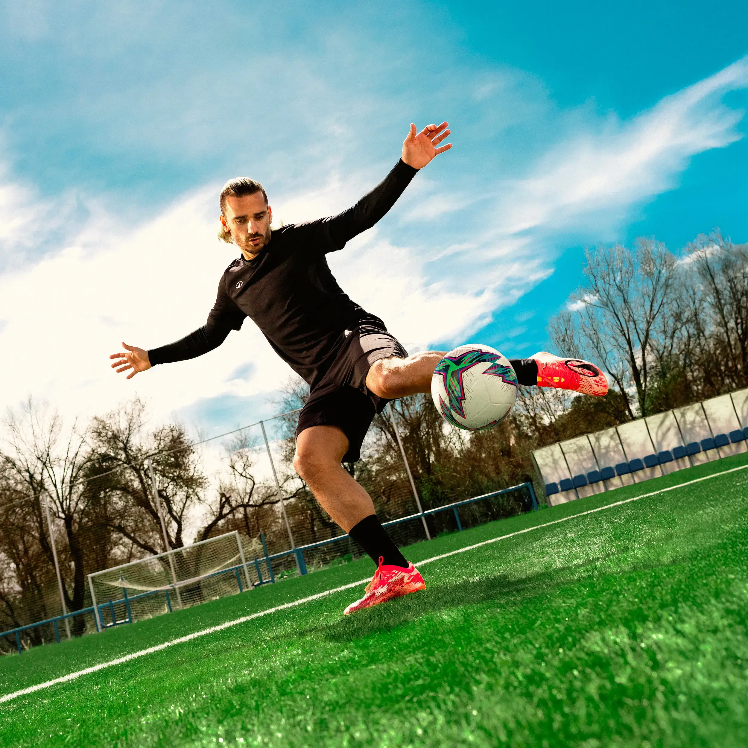Chuteira de futebol em destaque
