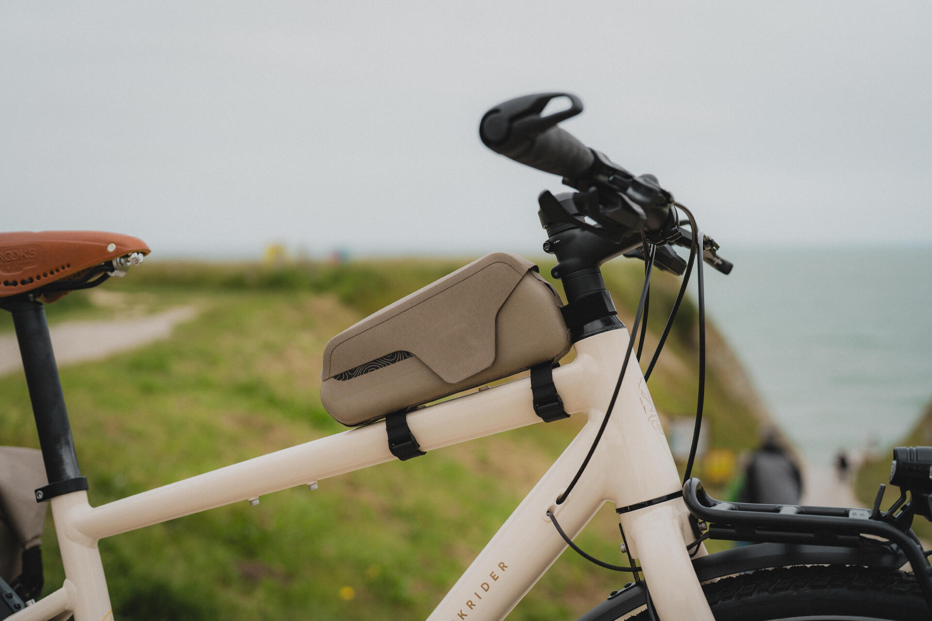 Bikepacking watertight top tube bag 1L IPX3, ADVT 900