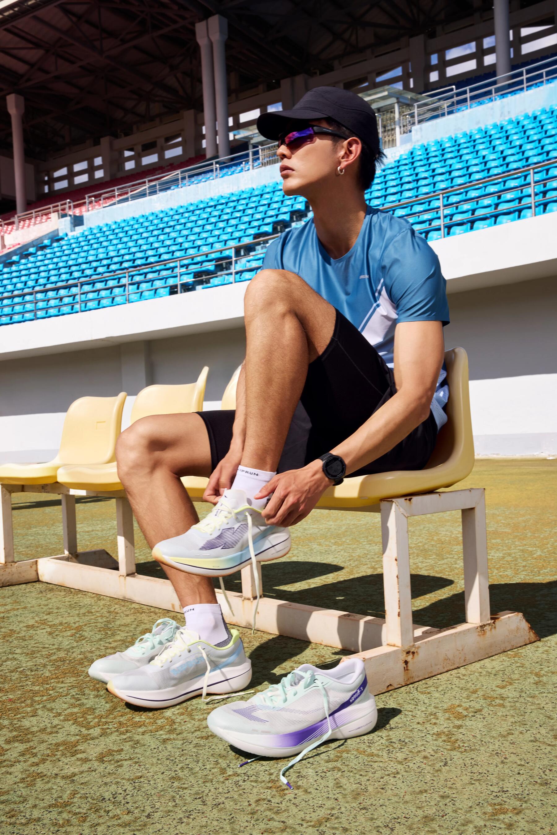 un homme avec un short de course plus long
