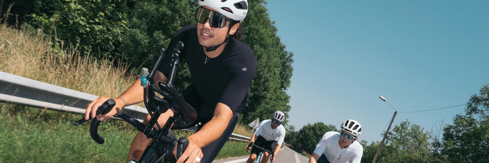 Drei Freunde fahren mit guten Bremsbelägen für ihr Fahrrad