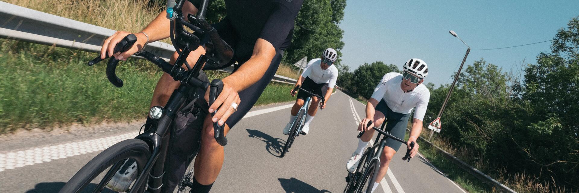 Drei Freunde fahren Fahrrad in Merinowolle