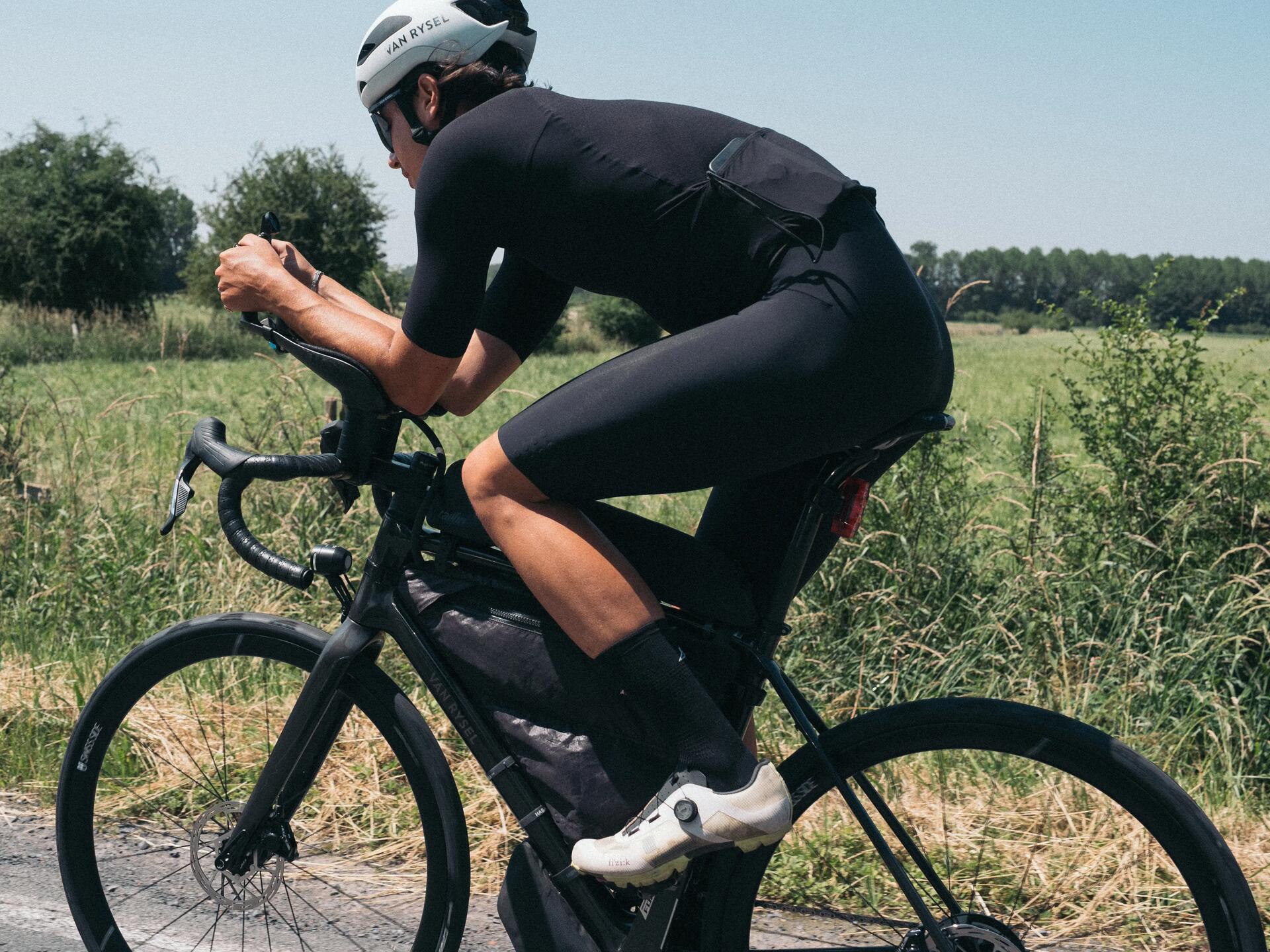 2 hommes en vélo de route
