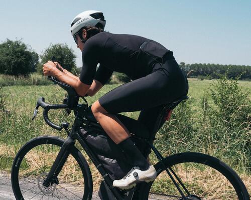 2 hommes en vélo de route