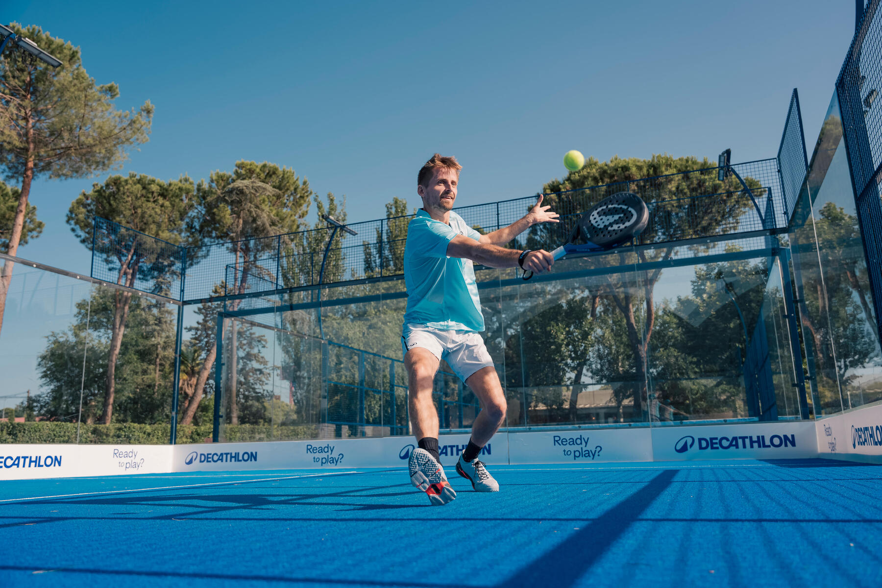 CUM SĂ ALEGI ÎMBRĂCĂMINTEA PENTRU SPORTURI CU RACHETA PENTRU BĂRBAȚI