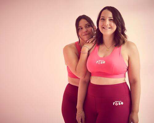 Zwei Freundinnen tragen Fitness-Bekleidung für Damen