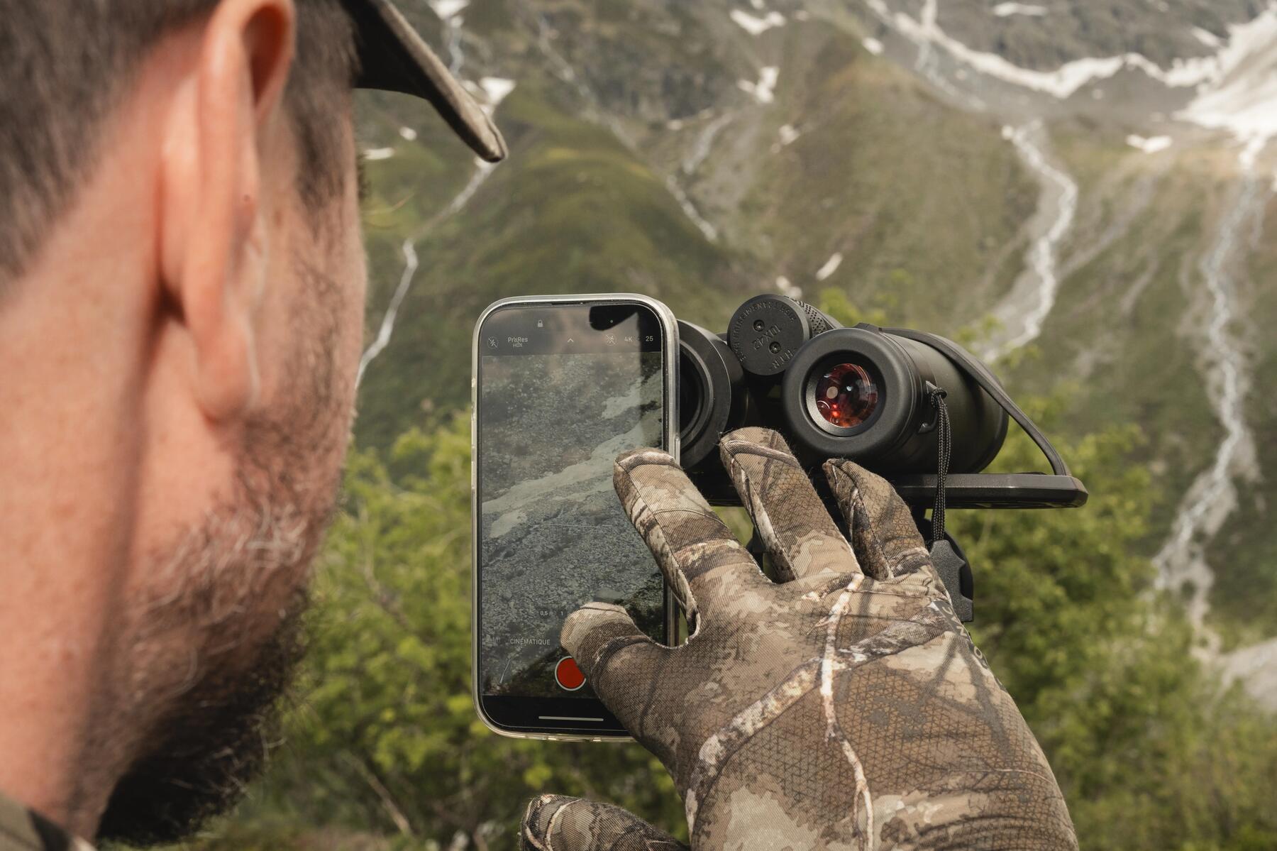 hombre practicando digiscoping