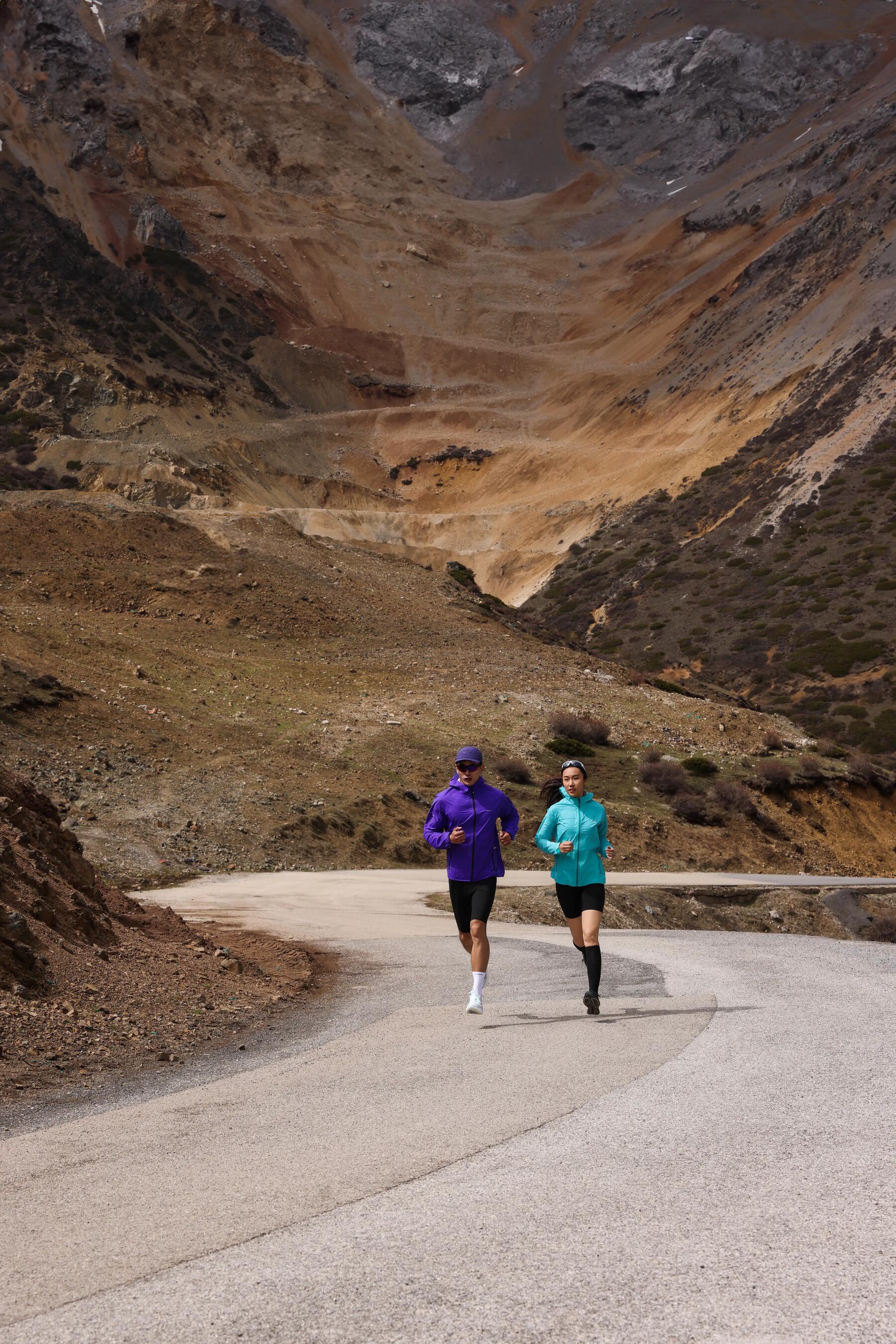 Zwei Personen auf asphaltiertem Weg beim Training für den Marathon