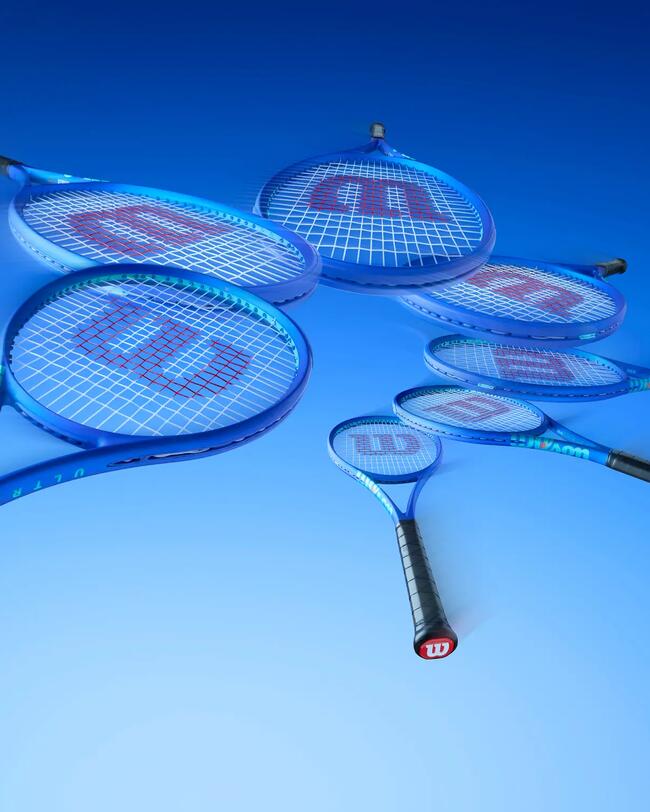 Tennisschläger von Wilson mehrfach übereinander in blau, blauer Hintergurnd.