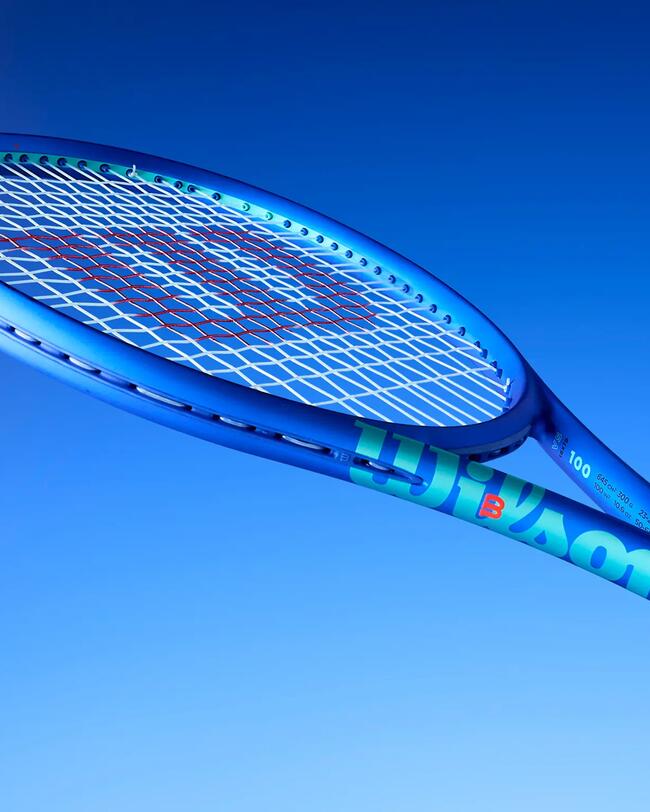 Aufnahme des neuen blauen  Wilson Ultra 100 V5, blauer Hintergrund.