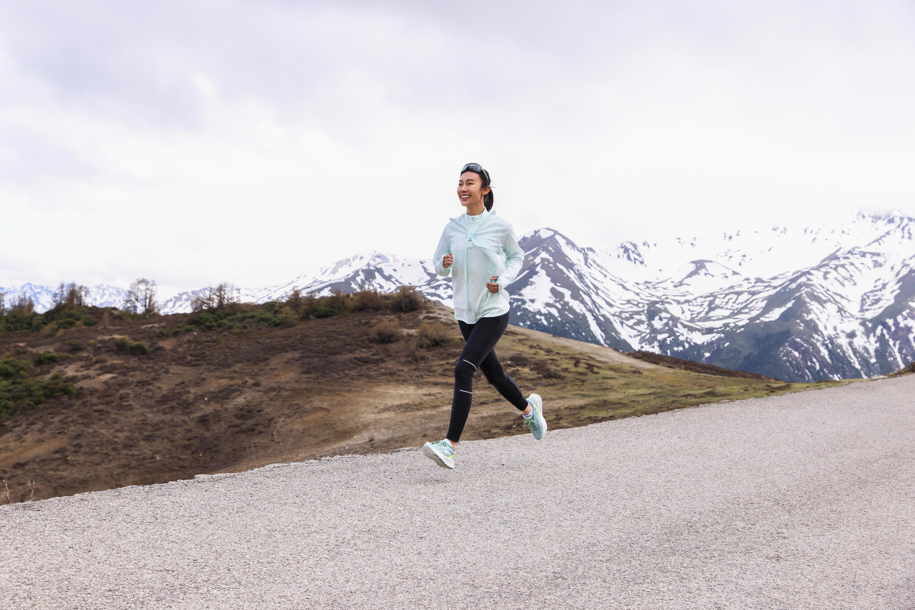 Veste coupe-vent de running & trail running Femme - KIPRUN Run 900 Wind Vert 18/21