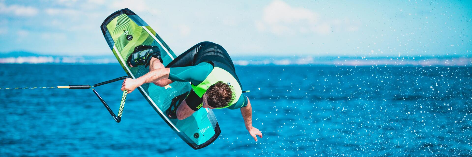 Mężczyzna pływający na kitesurfingu