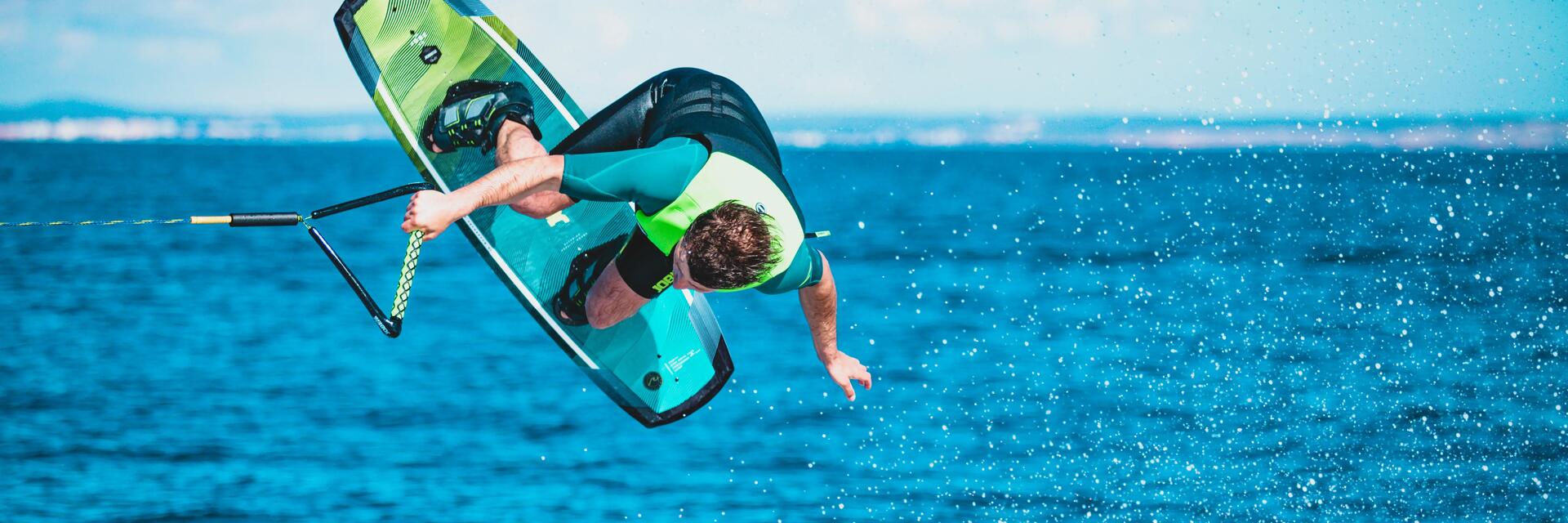 Mężczyzna uprawiający kitesurfing w Chorwacji
