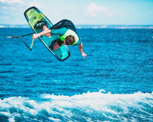 Mężczyzna uprawiający kitesurfing w Chorwacji
