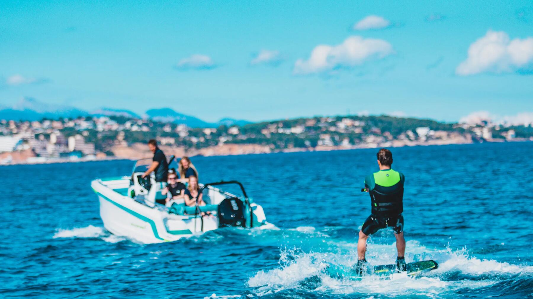 Mężczyźni trenujący wakeboarding