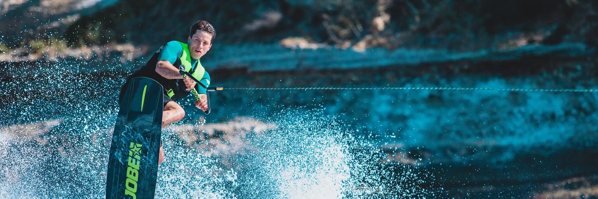 Mężczyzna uprawiający wakeboarding w jednym z najlepszych wakeparków