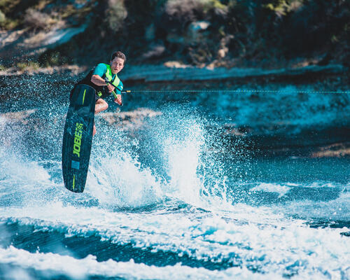 Mężczyzna uprawiający wakeboarding w jednym z najlepszych wakeparków