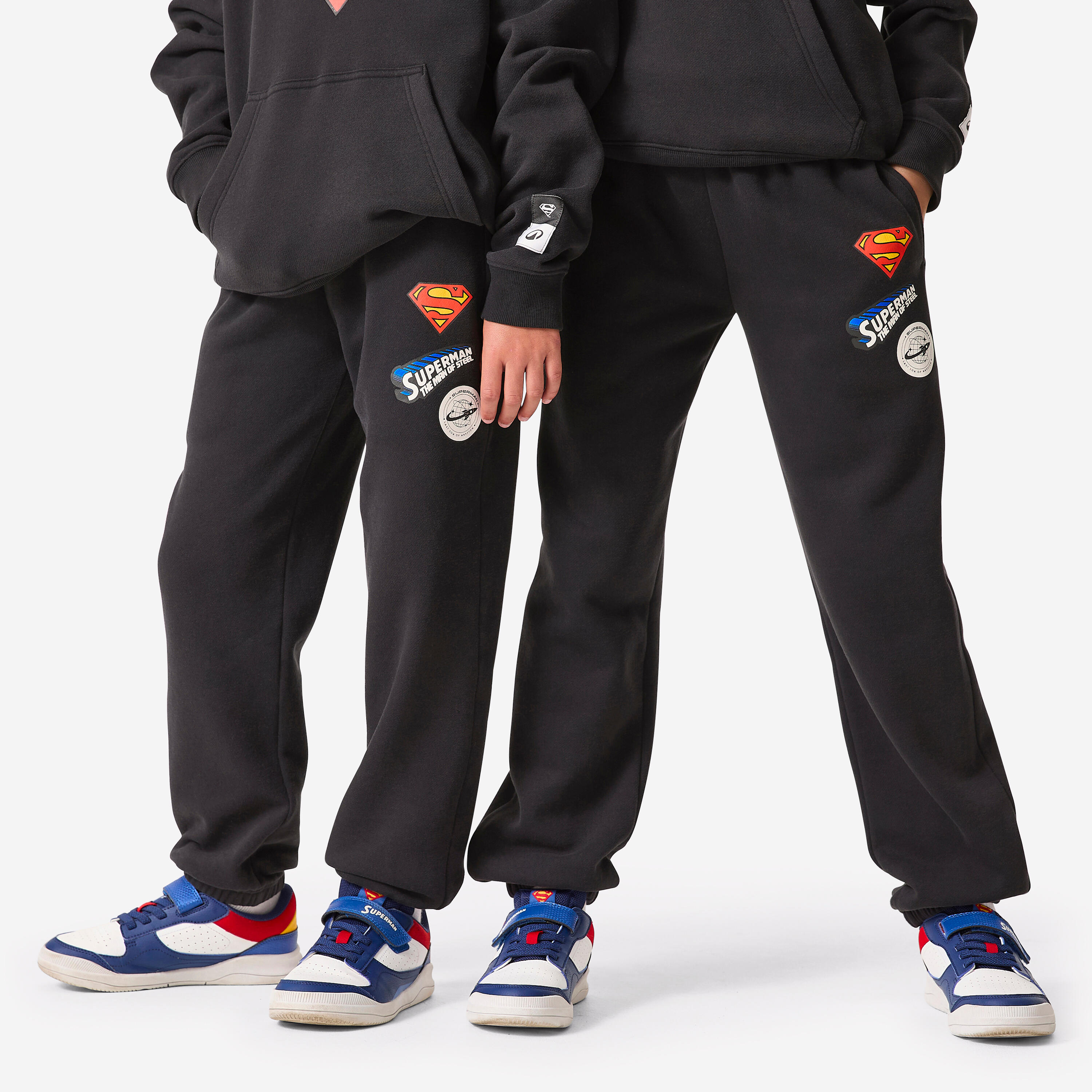 DECATHLON Detské tepláky s motívom Supermana čierna 113-122 cm