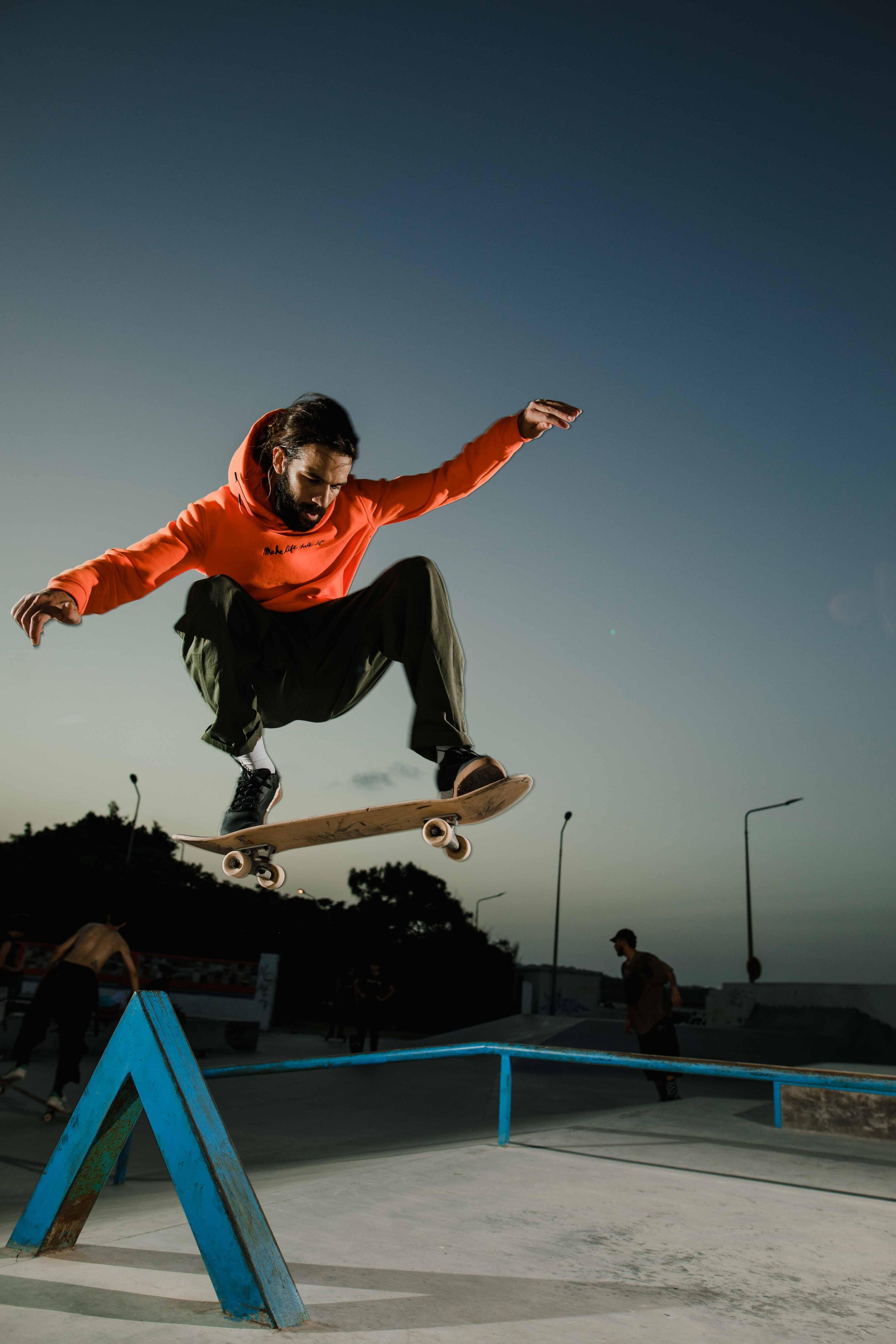 Man in skatekleding doet skatetrick