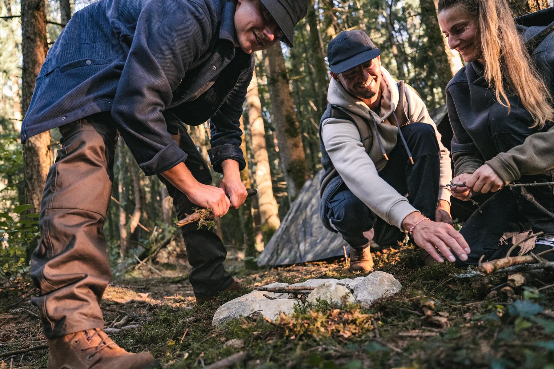Drei Personen sind zusammen auf der Jagd