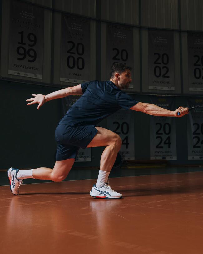 Jugador con raqueta de bádminton