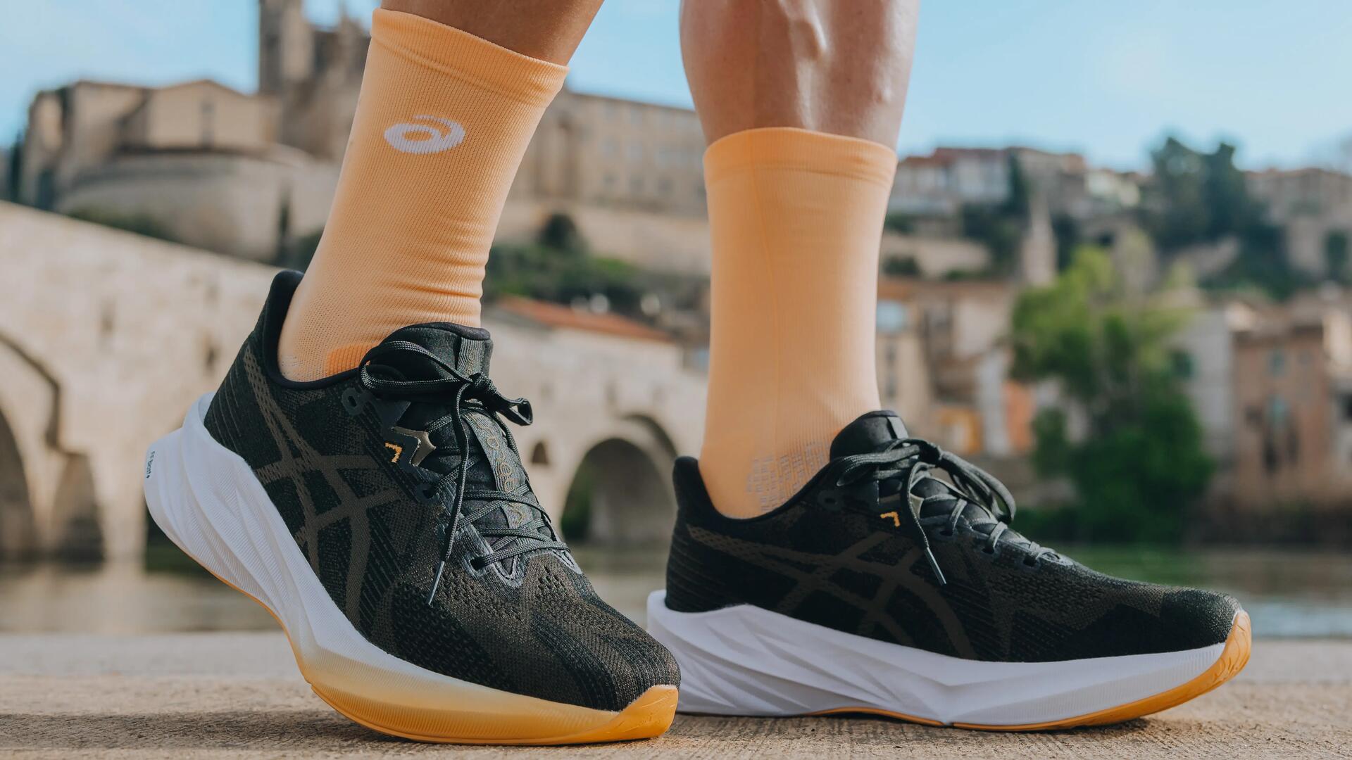 Biegacz w skarpetkach i w adidasach asics