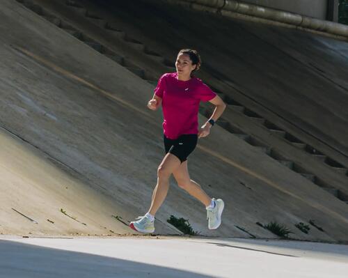 Women, wearing Gel Ziruss Asics 