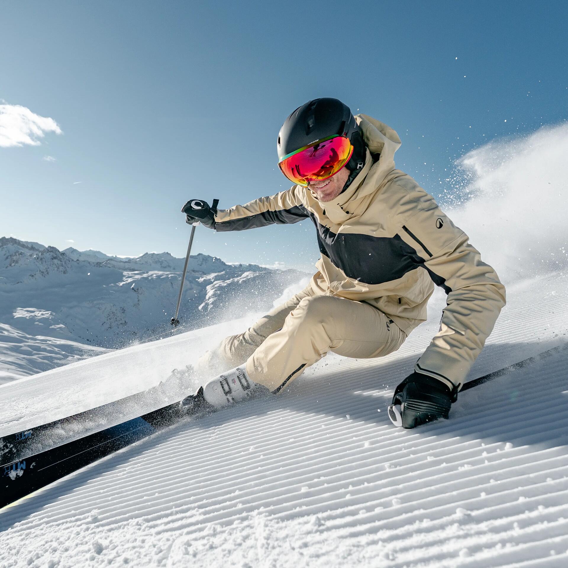 femme qui tient des skis en tenue blanche decathlon