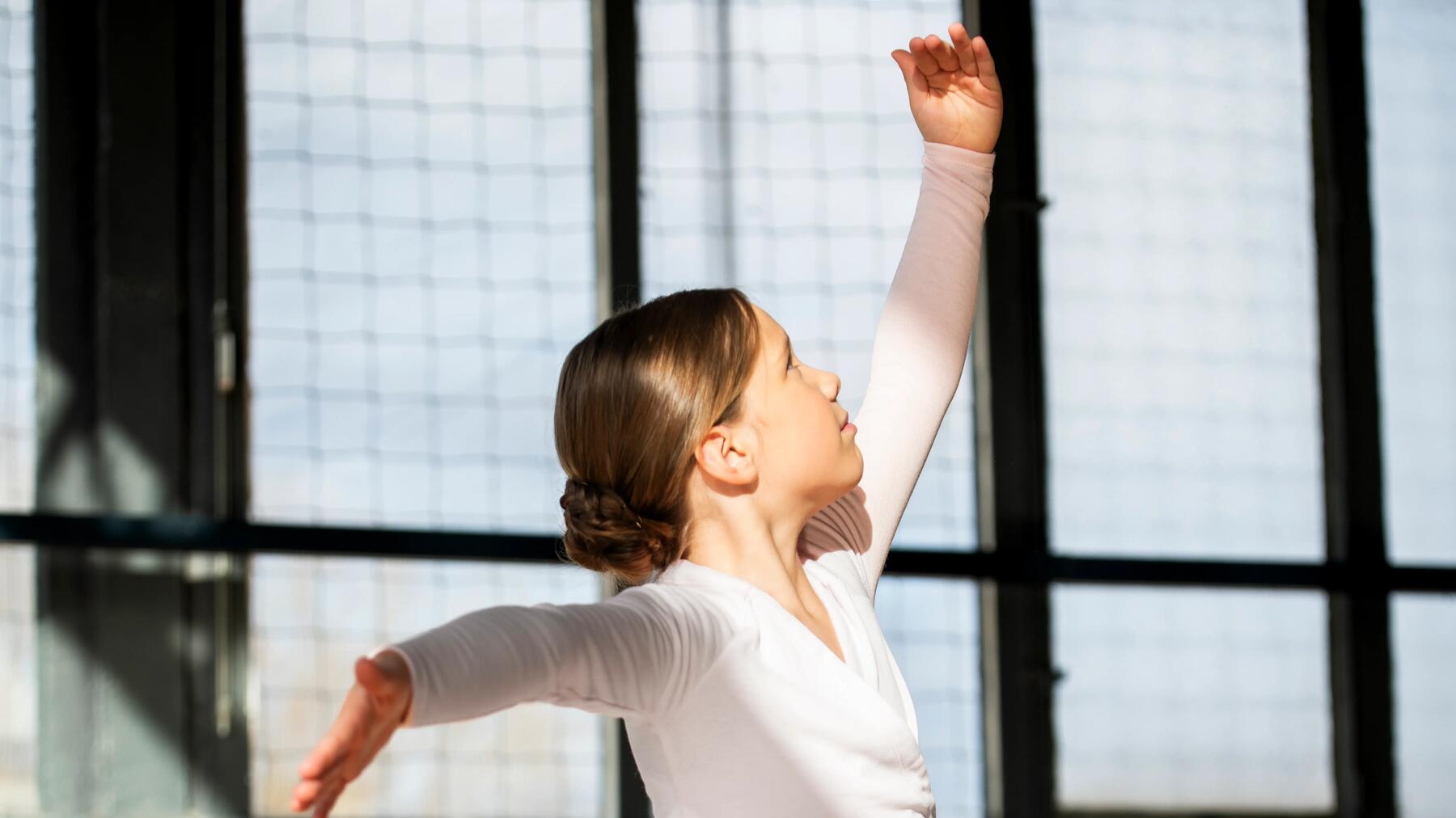 Tänzerin beim Training in heller Tanzhalle