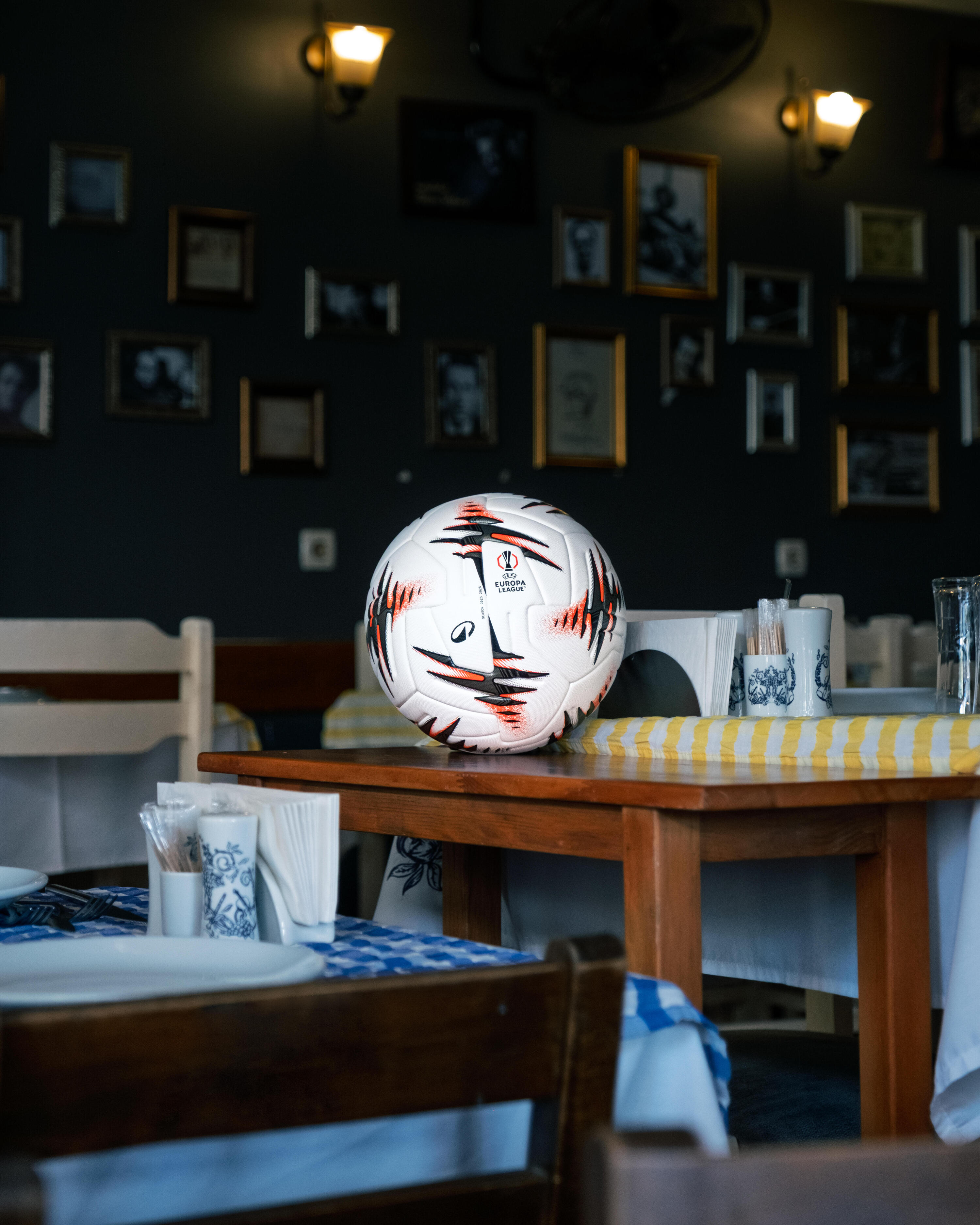 Bola Oficial de Futebol UEFA Europa League 25/26 Tamanho 5 Vendida com Caixa 22/22