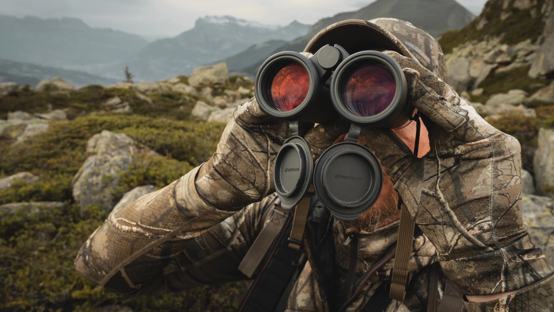 Un chasseur à l'approche qui jumelle avec les HTR 10x42