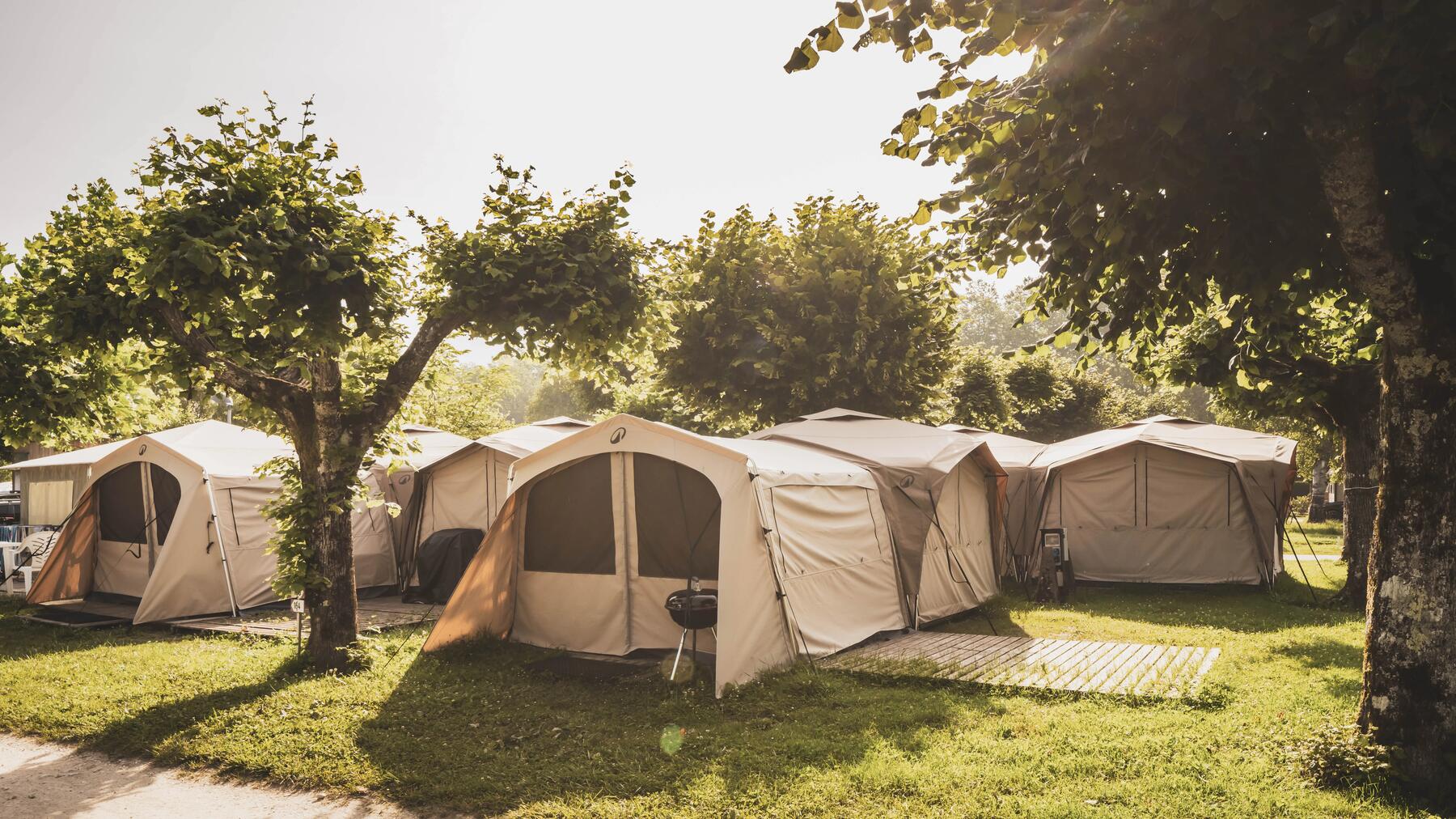casal a montar uma tenda de campismo decathlon