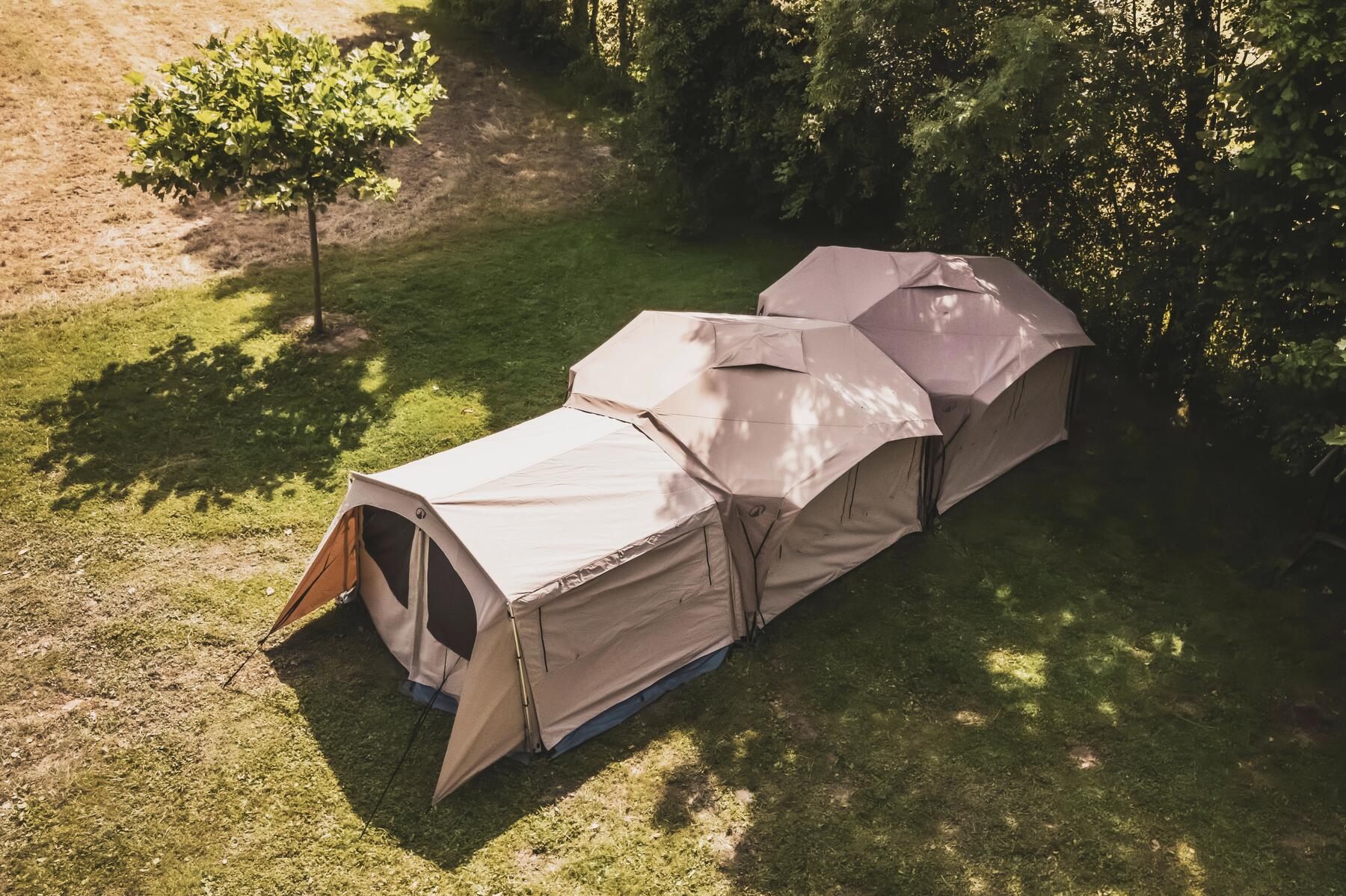 Ein großes Zelt steht auf der Wiese