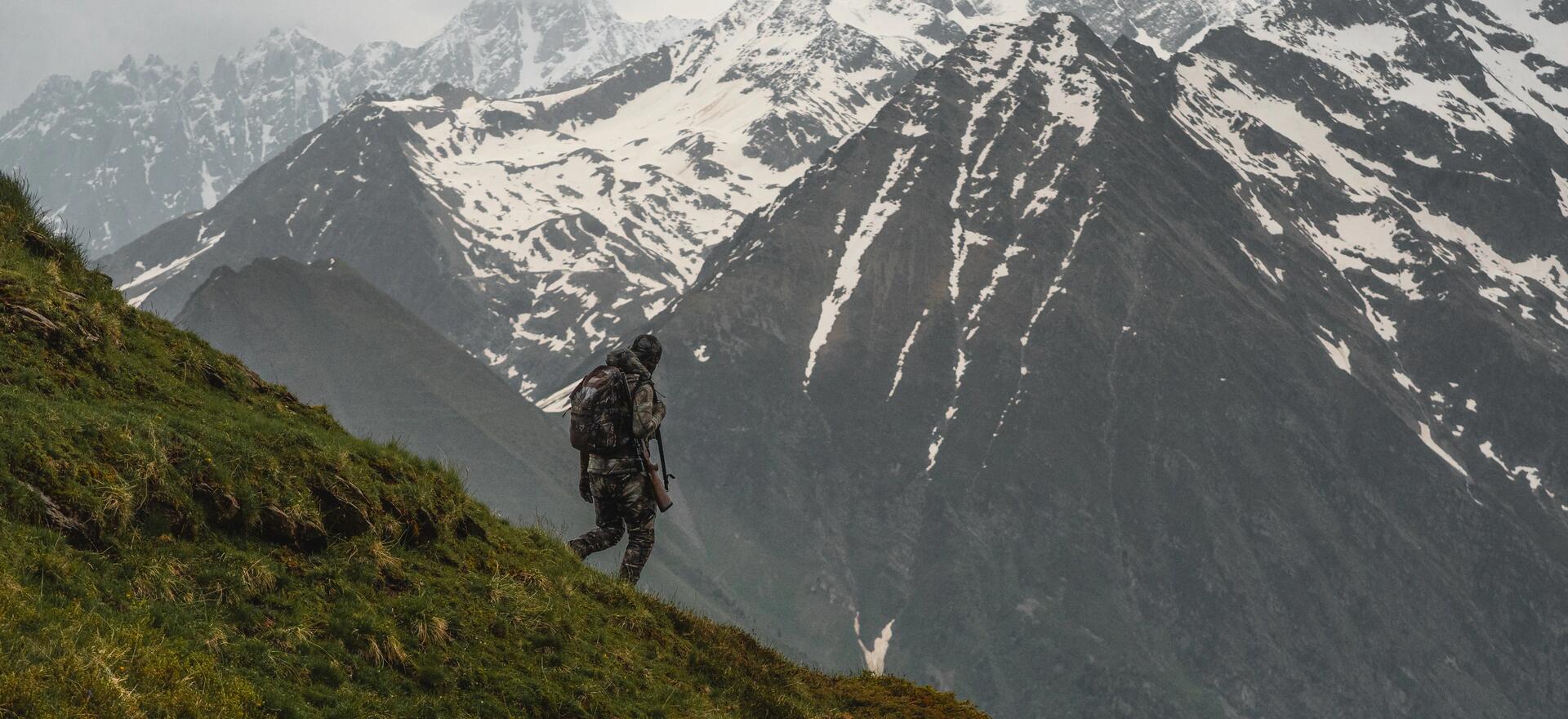 Un chasseur à l'approche en montagne sur une crête