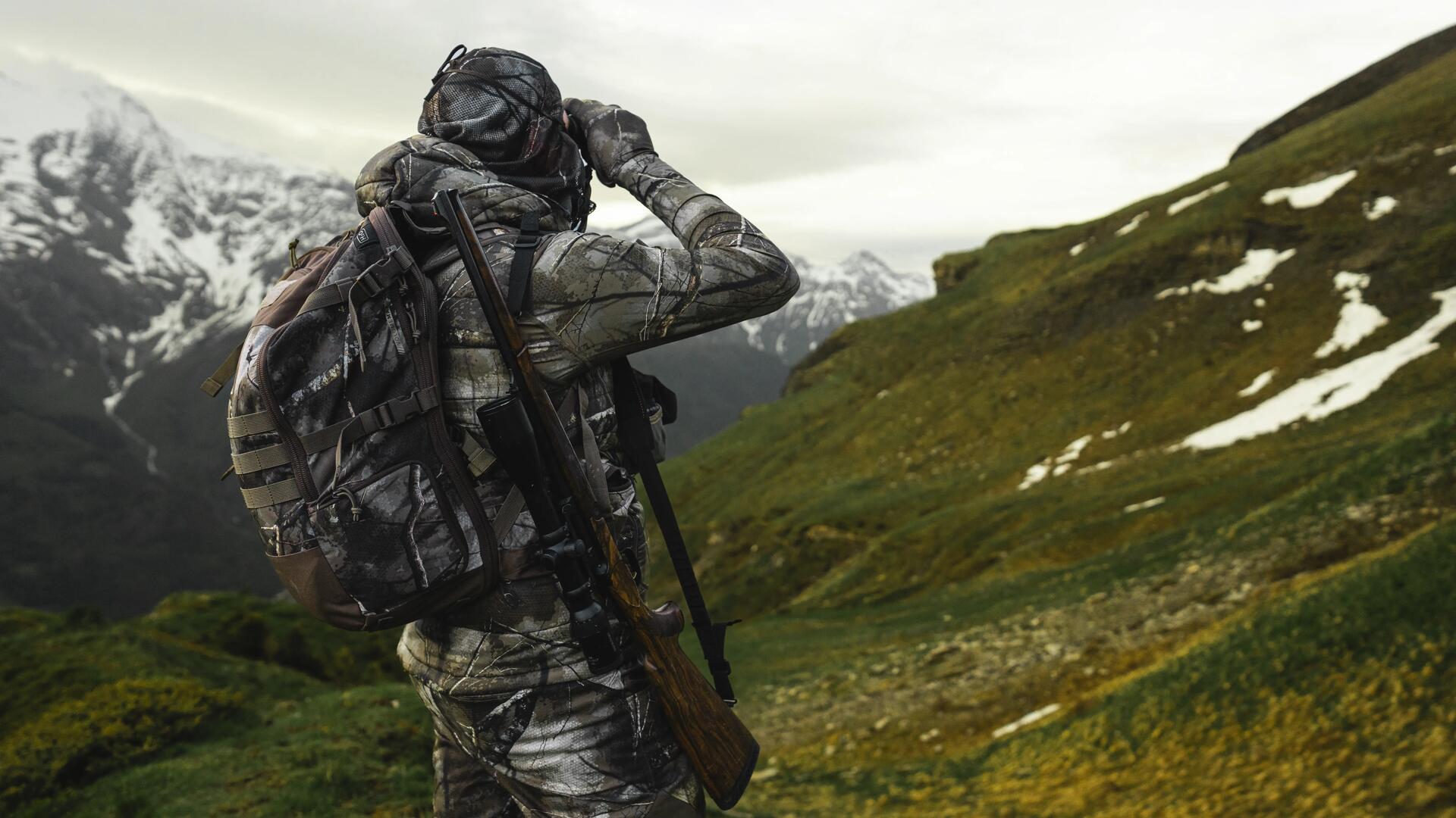 Un chasseur à l'approche en montagne