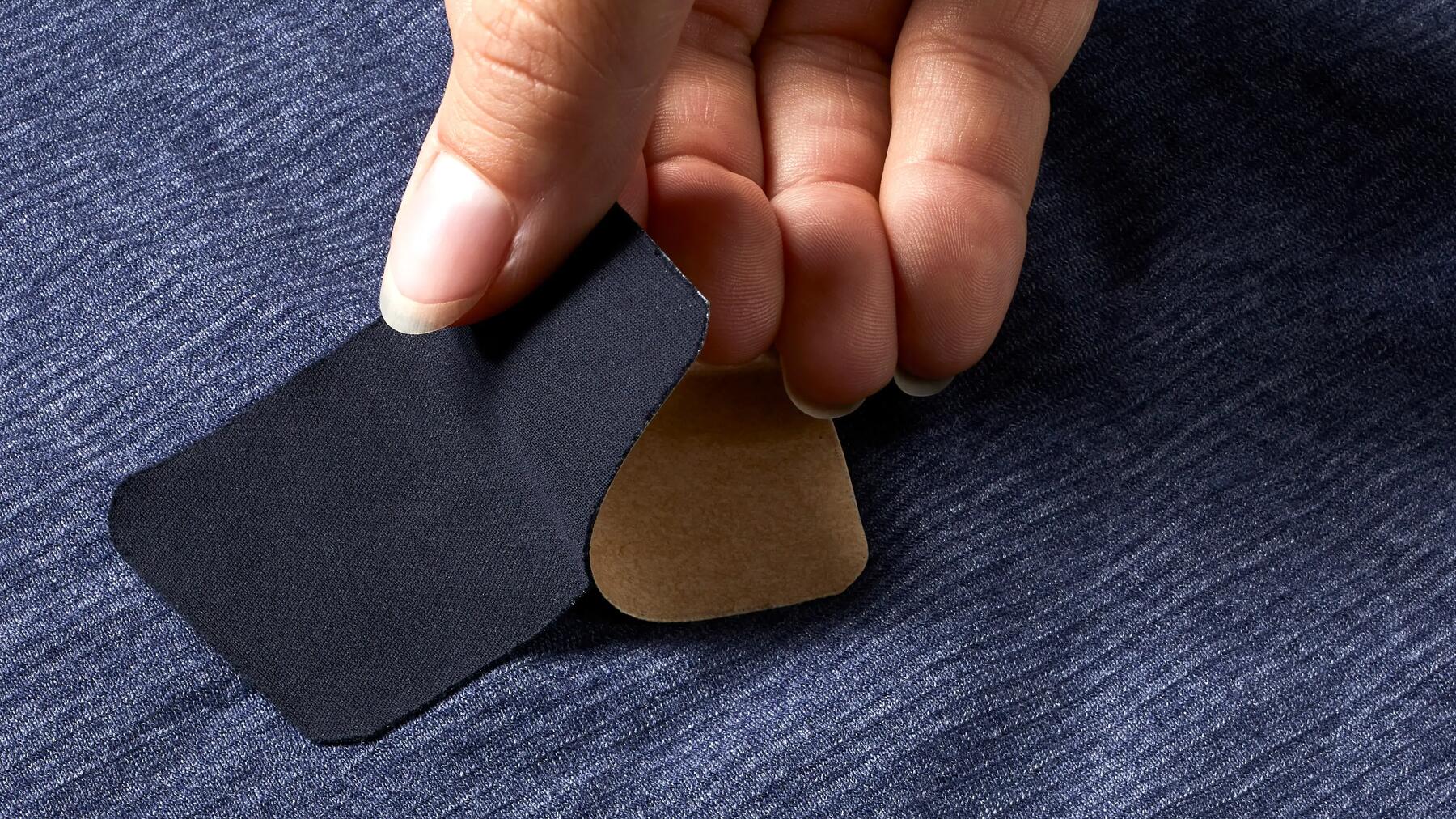 Ein Patch wird über einen Riss geklebt