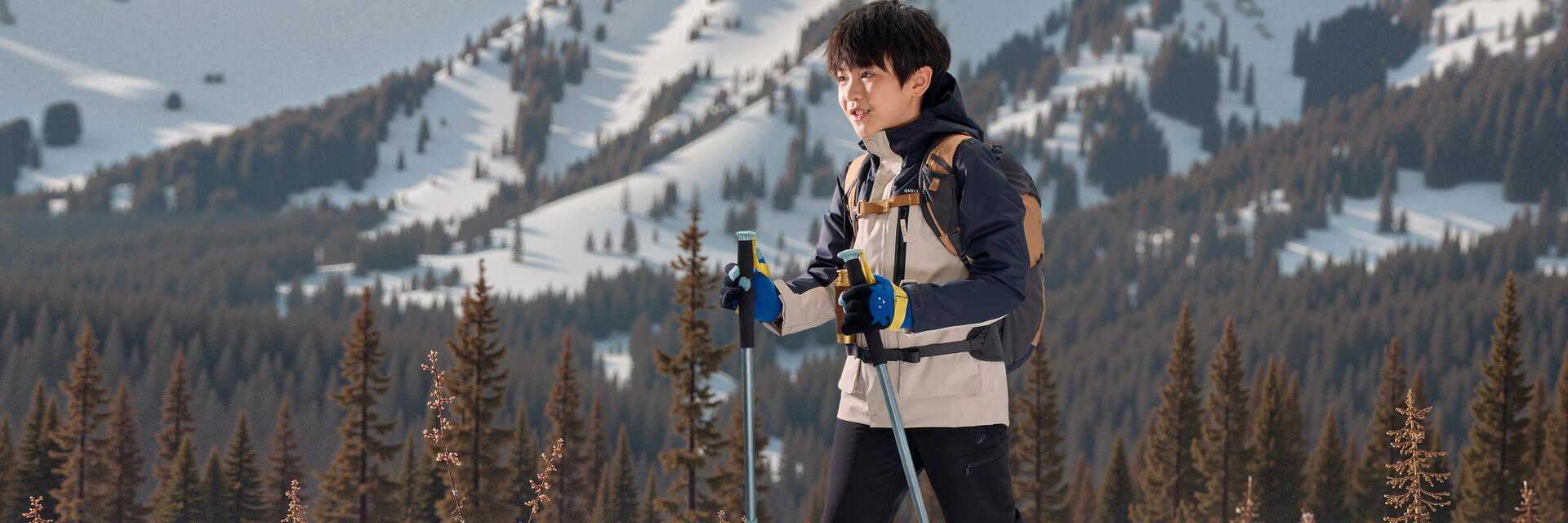 Mężczyzna uprawiający trekking w ubraniach quechua