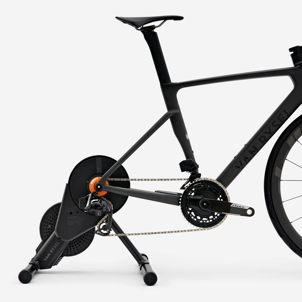 Trenażer Van Rysel D500 ze Zwift Cog and Click