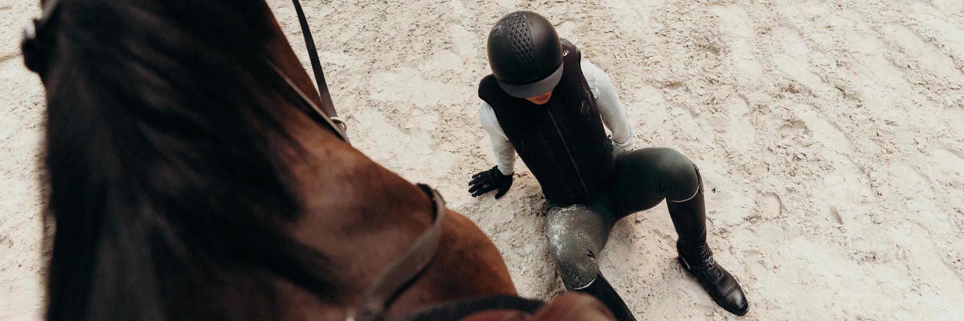 Cavalière qui est tombée de son cheval avec son airbag électronique
