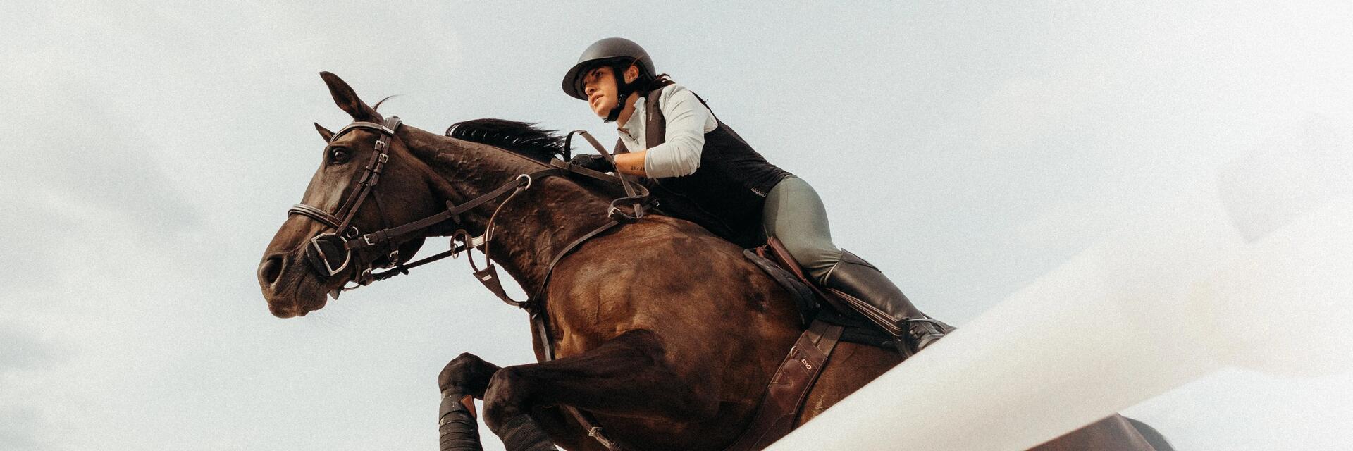 cavalière-saut-obstacle-equitation