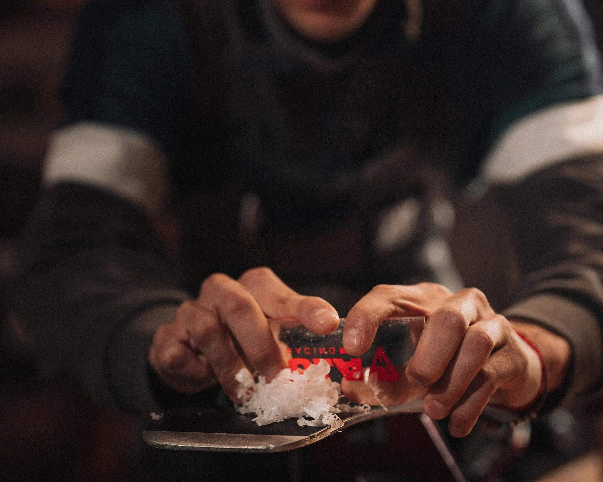 Raspar con el raspador de cera