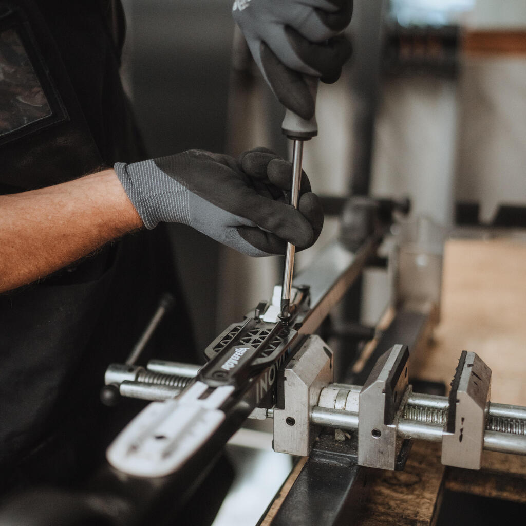 REPLACEMENT OR MOVEMENT OF ROLLER SKI BINDINGS