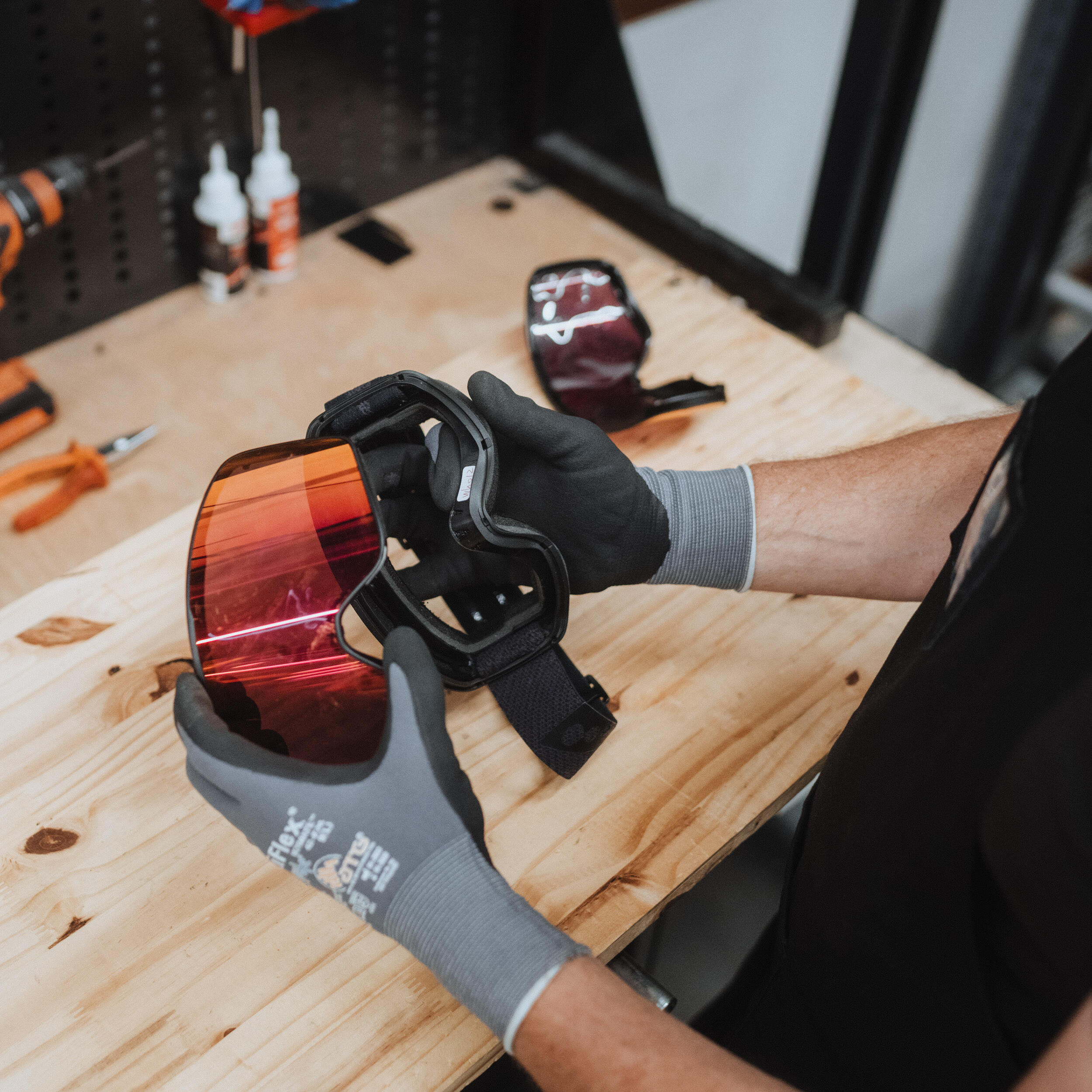 Técnica de taller Decathlon reparando unas gafas de esquí